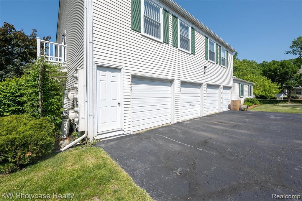 1438 MARINER Drive, Walled Lake, MI 48390 — Photo 24