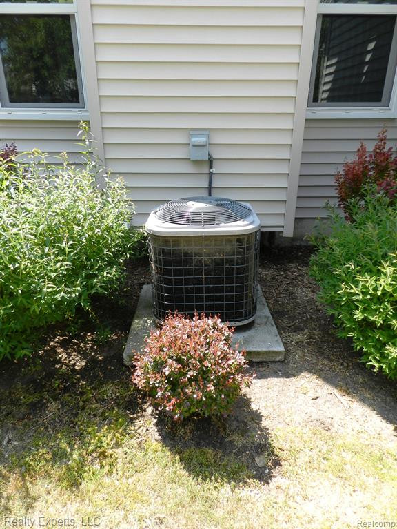 36616 DEERHURST N, Westland, MI — Photo 19