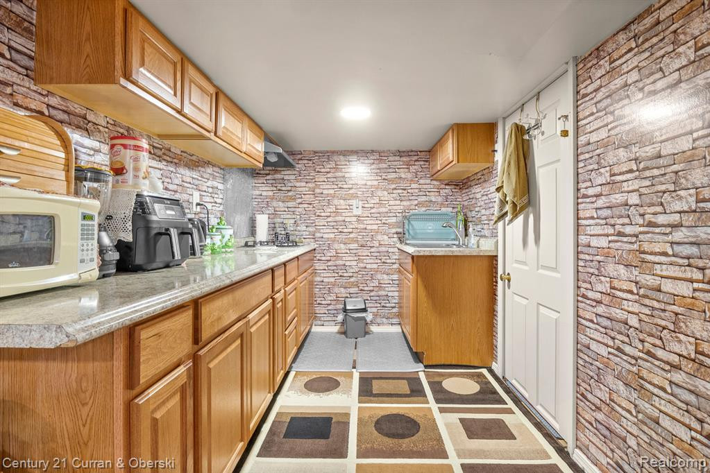 6906 FENTON Street, Dearborn Heights, MI 48127 — Photo 14