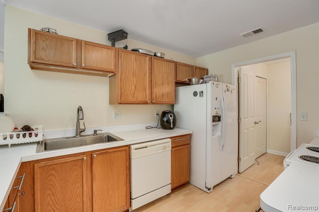 3881 BERKELEY Avenue, Canton, MI 48188 — Photo 14