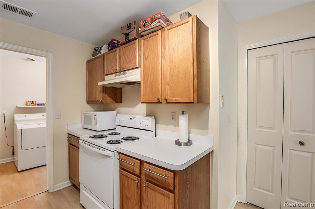 3881 BERKELEY Avenue, Canton, MI 48188 — Photo 15