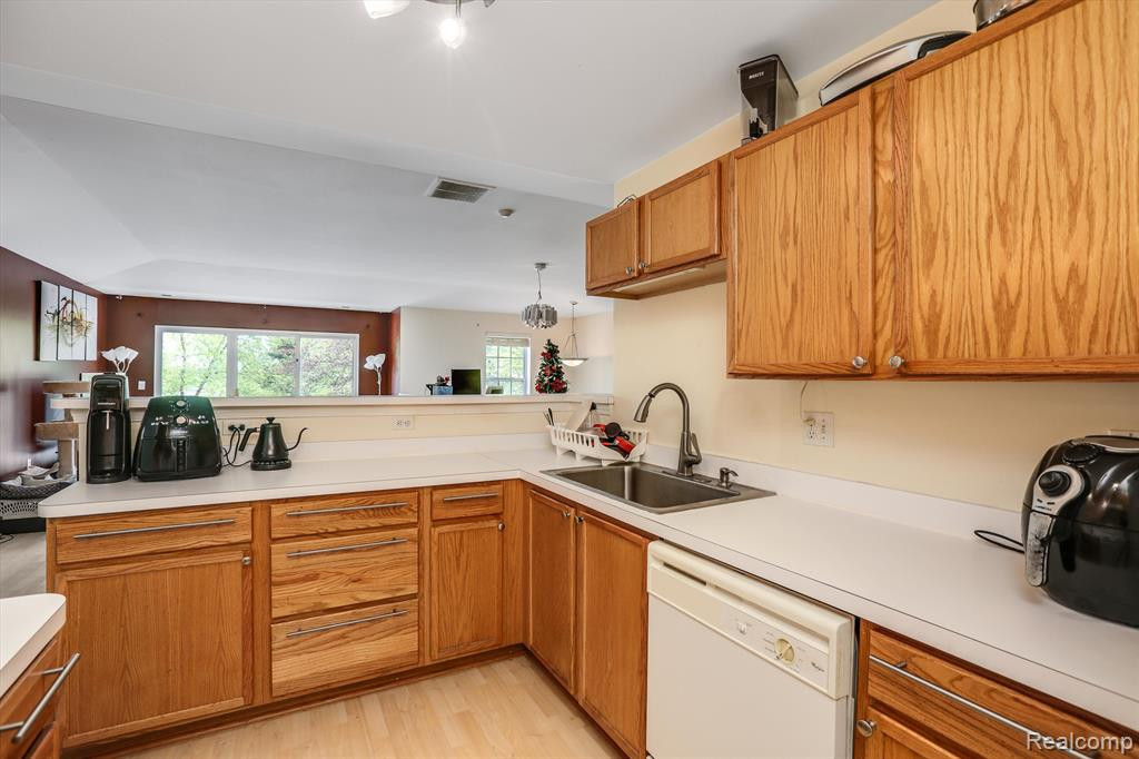 3881 BERKELEY Avenue, Canton, MI 48188 — Photo 17