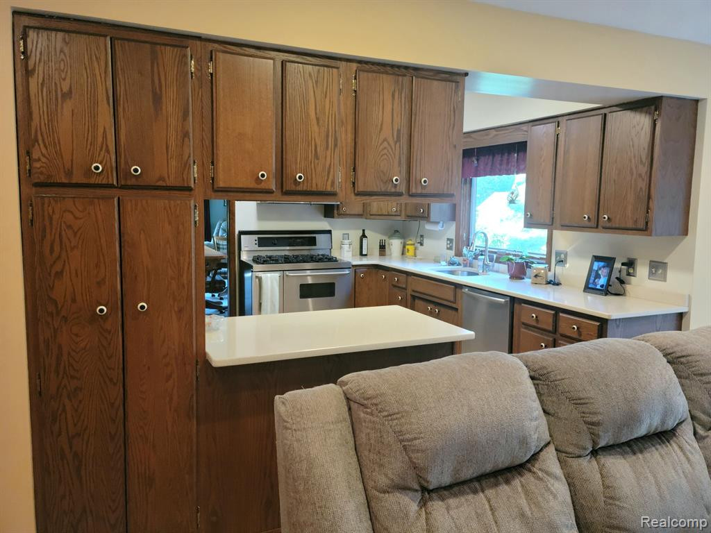 5597 PINE VIEW Drive, Ypsilanti, MI 48197 — Photo 16