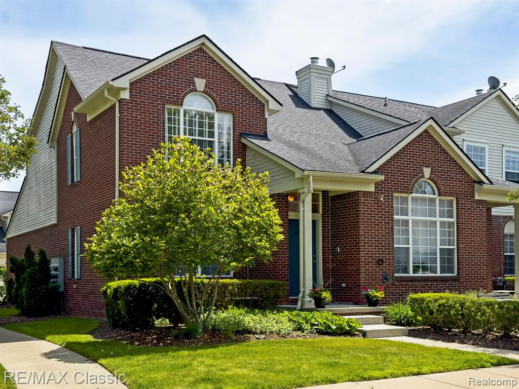 30201 CHANTEL Drive, Commerce Twp, MI 48390 — Photo 2