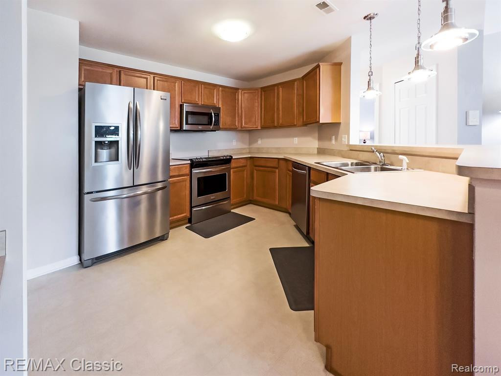 30201 CHANTEL Drive, Commerce Twp, MI 48390 — Photo 10