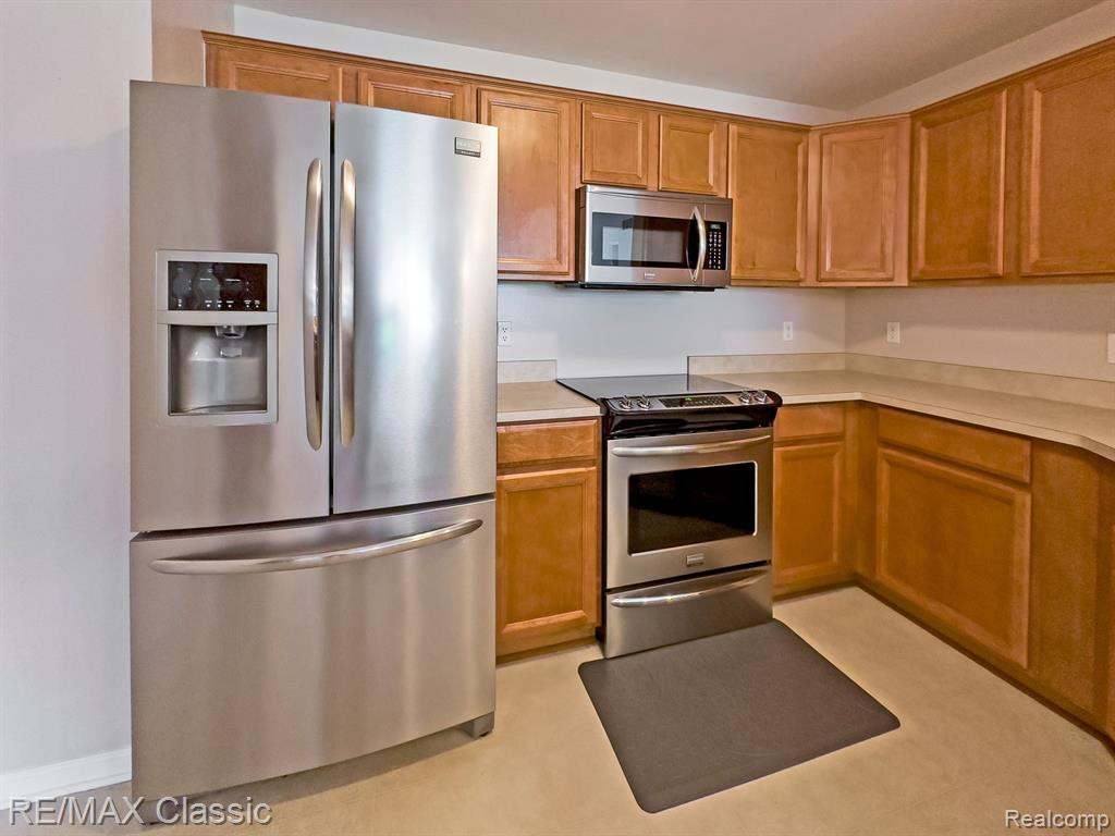 30201 CHANTEL Drive, Commerce Twp, MI 48390 — Photo 11