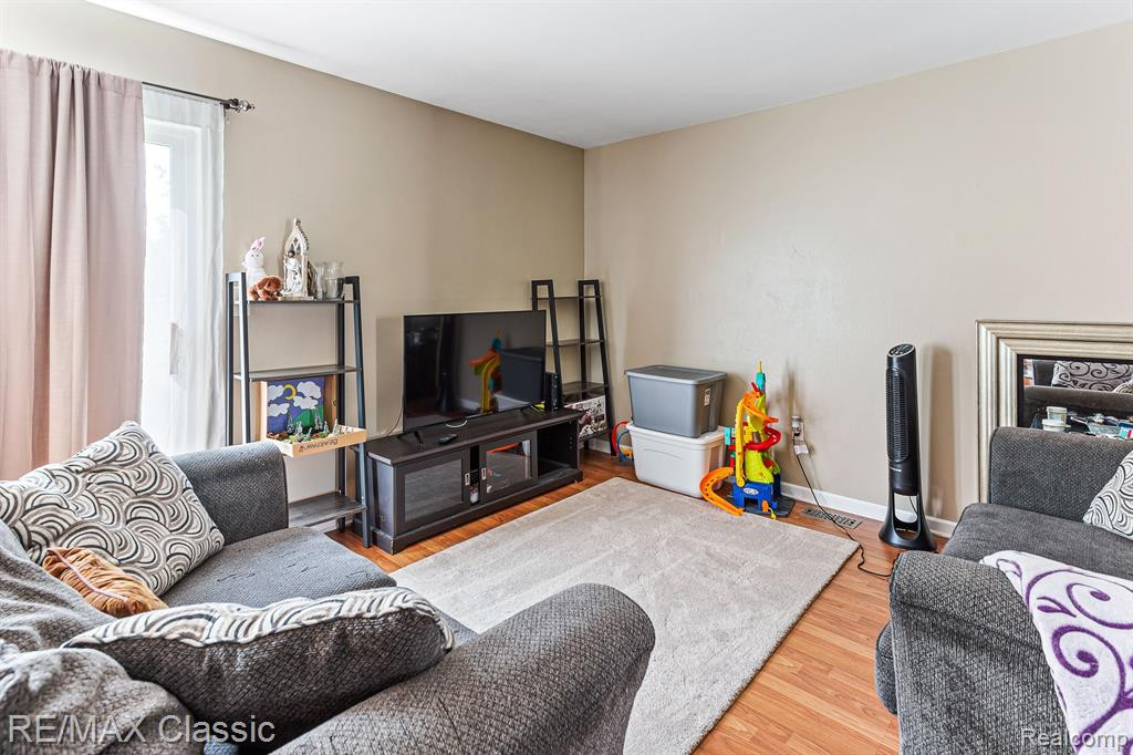 2059 W FRANKLIN Drive, Canton, MI 48187 — Photo 3