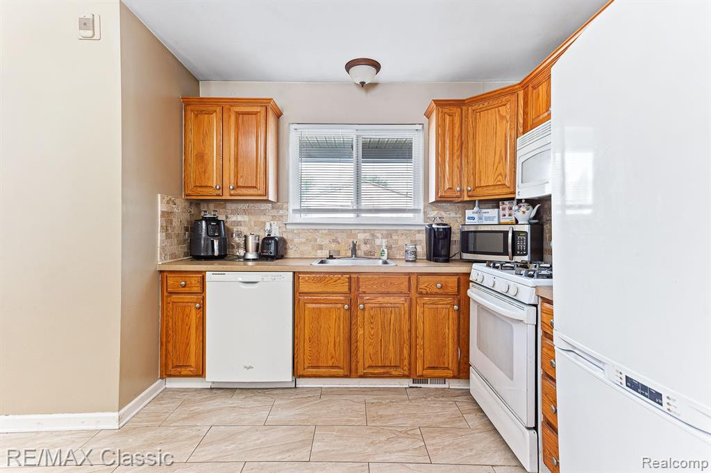 2059 W FRANKLIN Drive, Canton, MI 48187 — Photo 7