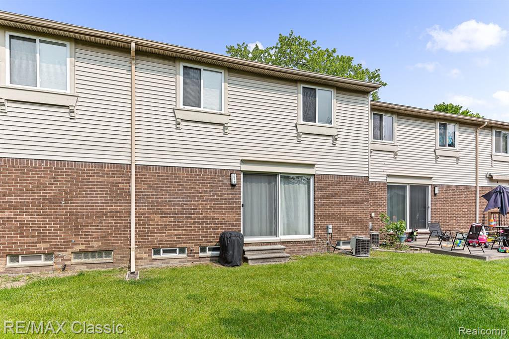 2059 W FRANKLIN Drive, Canton, MI 48187 — Photo 16