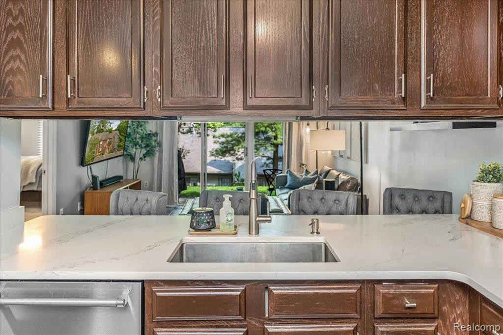 906 RIDGE, 124, Brighton, MI 48116 — Photo 4