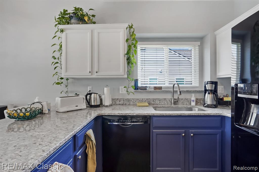1045 PADDOCK Drive, South Lyon, MI 48178 — Photo 7