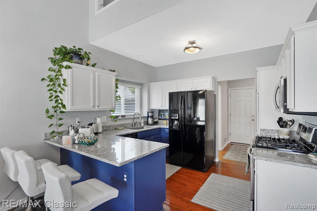 1045 PADDOCK Drive, South Lyon, MI 48178 — Photo 9