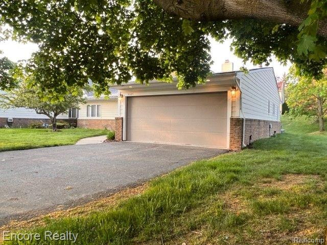 35325 HILLSIDE Drive, Farmington Hills, MI 48335 — Photo 2