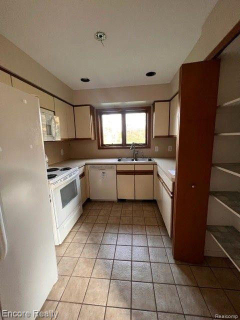 35325 HILLSIDE Drive, Farmington Hills, MI 48335 — Photo 6