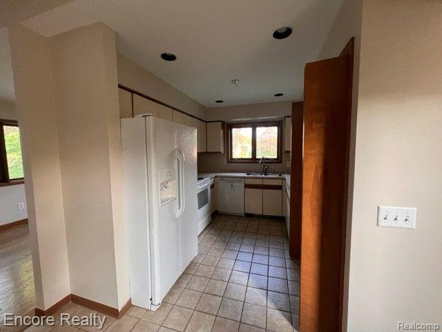 35325 HILLSIDE Drive, Farmington Hills, MI 48335 — Photo 8