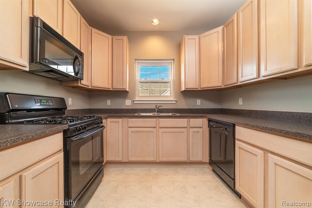 4211 ADDINGTON Drive, Commerce Twp, MI 48390 — Photo 3