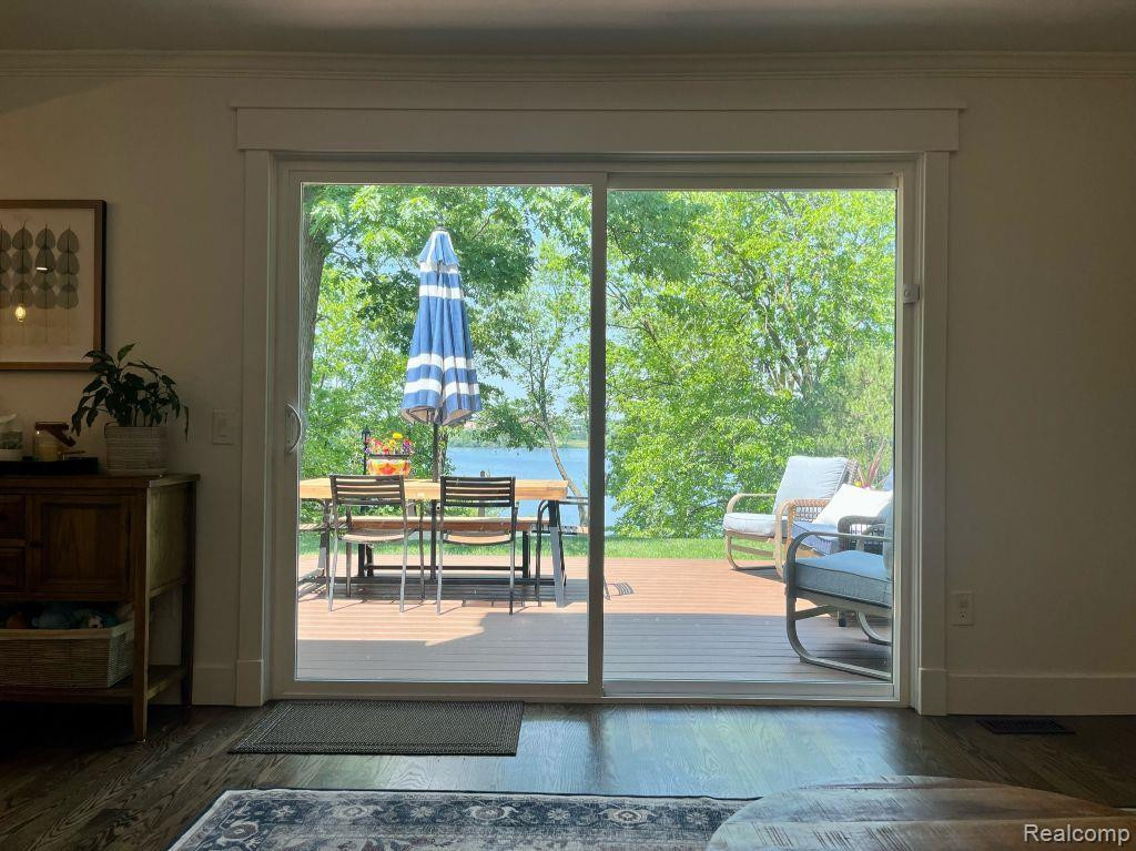 7963 LAKE CREST Drive, Ypsilanti, MI 48197 — Photo 9