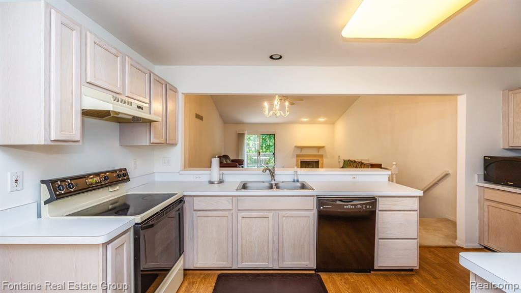 7535 GREEN MEADOW Lane, Canton, MI 48187 — Photo 8
