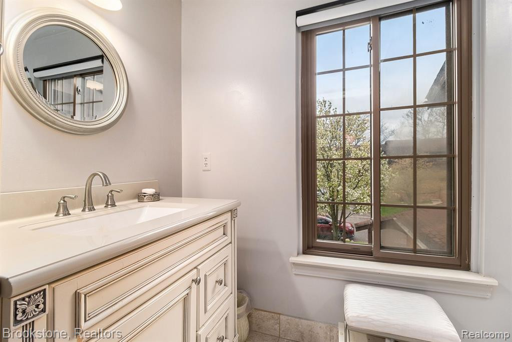 26854 SUMMERDALE Drive, Southfield, MI 48033 — Photo 19