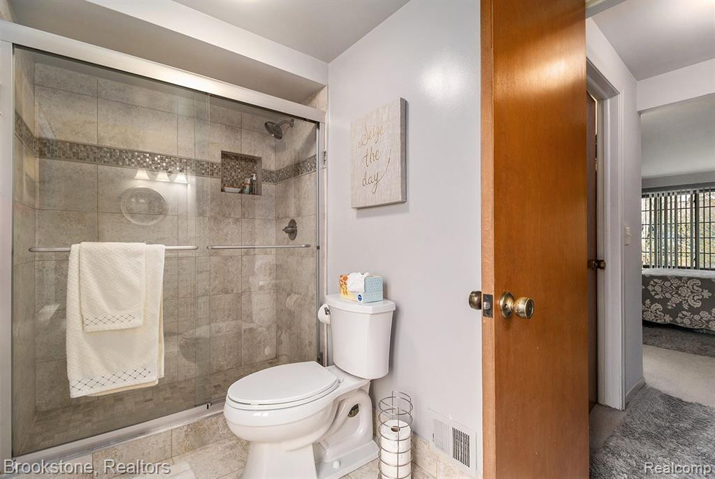 26854 SUMMERDALE Drive, Southfield, MI 48033 — Photo 20