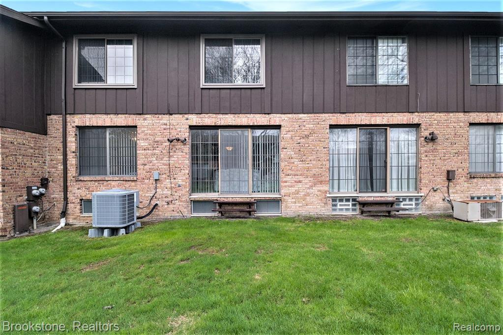 26854 SUMMERDALE Drive, Southfield, MI 48033 — Photo 25