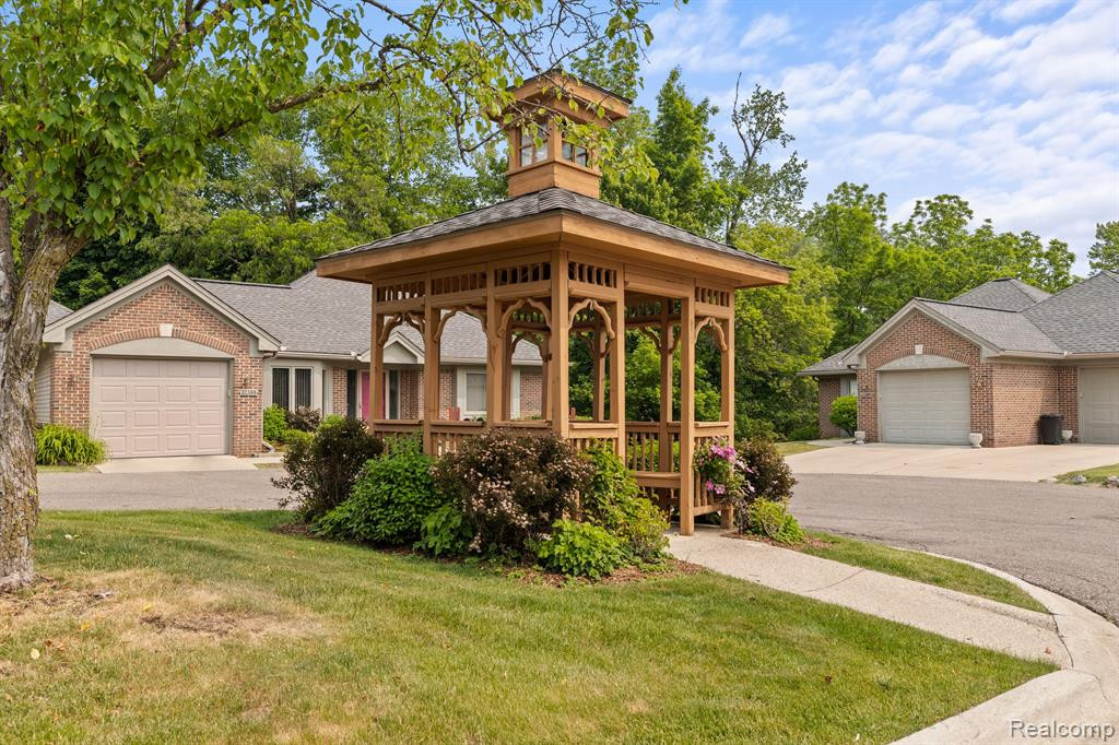 21388 MAGNOLIA Court, 4, Farmington Hills, MI 48336 — Photo 2