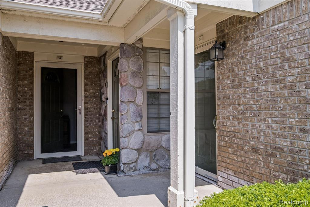 212 OAKBROOKE Drive, 2, South Lyon, MI 48178 — Photo 2