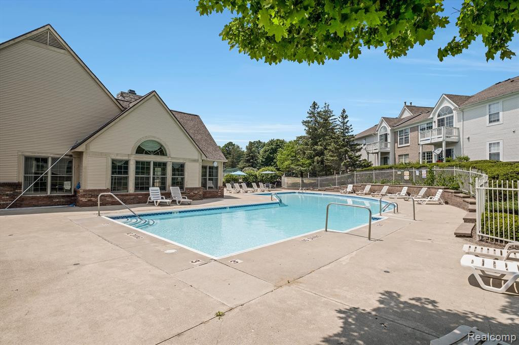 212 OAKBROOKE Drive, 2, South Lyon, MI 48178 — Photo 3