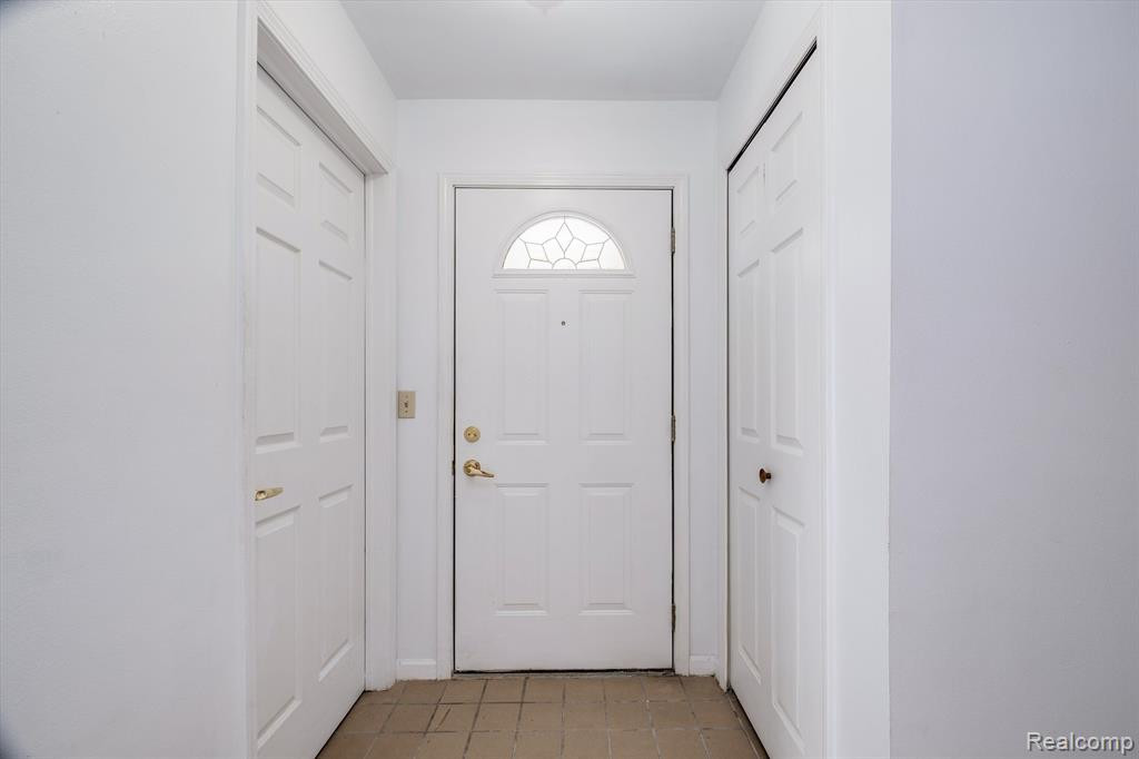 212 OAKBROOKE Drive, 2, South Lyon, MI 48178 — Photo 6