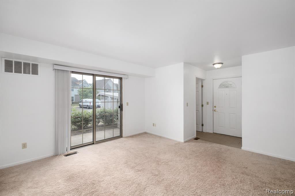 212 OAKBROOKE Drive, 2, South Lyon, MI 48178 — Photo 7