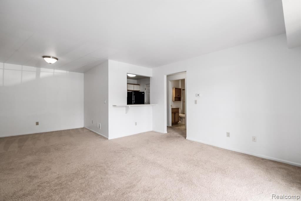 212 OAKBROOKE Drive, 2, South Lyon, MI 48178 — Photo 8
