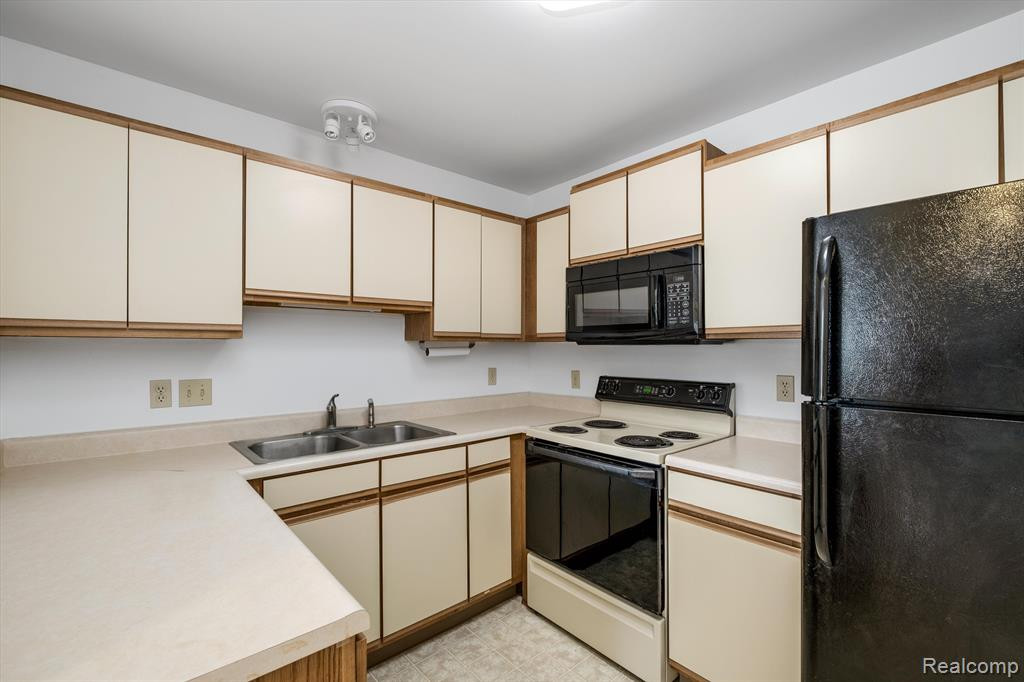 212 OAKBROOKE Drive, 2, South Lyon, MI 48178 — Photo 9