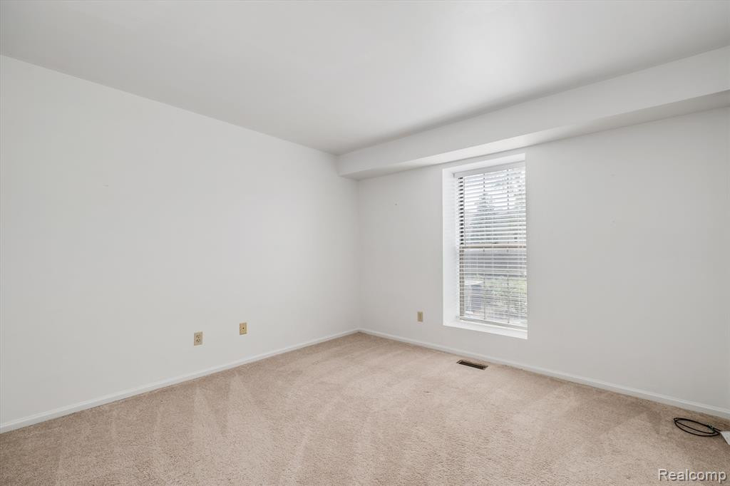 212 OAKBROOKE Drive, 2, South Lyon, MI 48178 — Photo 12