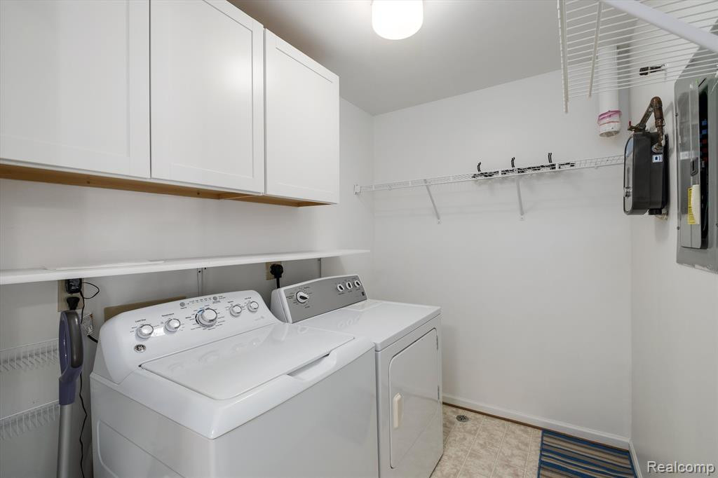 212 OAKBROOKE Drive, 2, South Lyon, MI 48178 — Photo 13