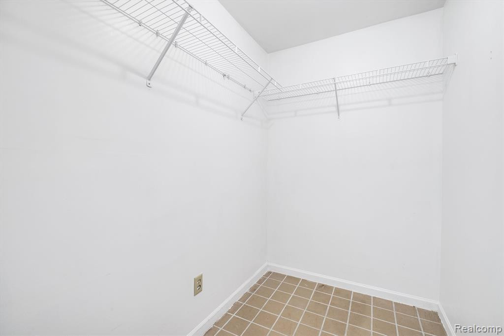 212 OAKBROOKE Drive, 2, South Lyon, MI 48178 — Photo 14