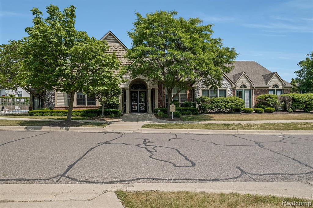 212 OAKBROOKE Drive, 2, South Lyon, MI 48178 — Photo 15