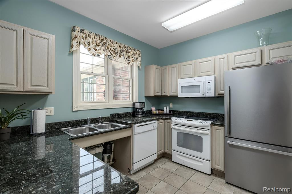 212 OAKBROOKE Drive, 2, South Lyon, MI 48178 — Photo 17
