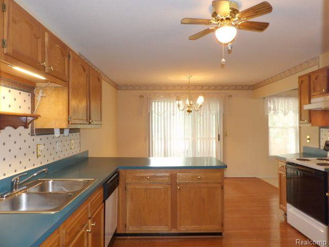 22509 SILVER CREEK Drive, Woodhaven, MI 48183 — Photo 16