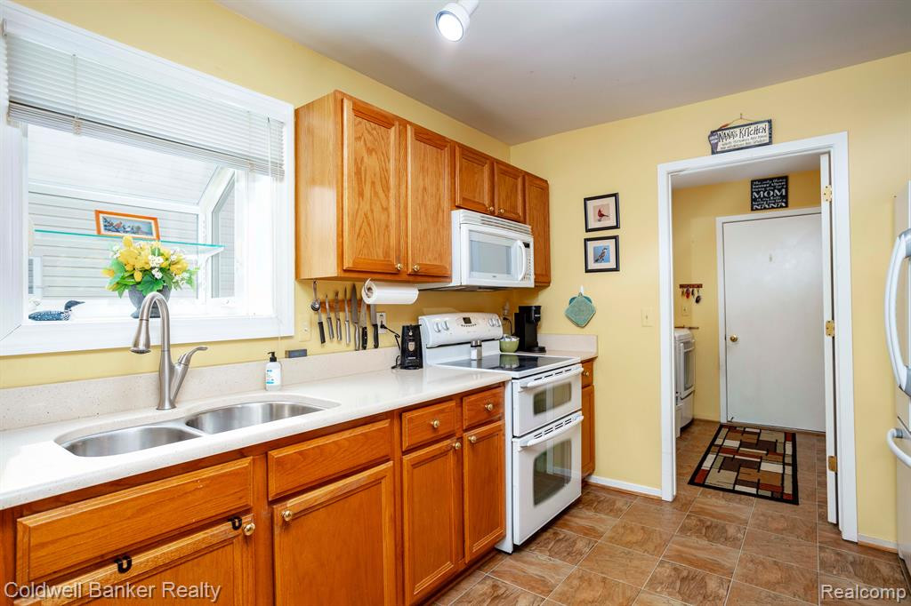 2097 Oakbrook Boulevard, Walled Lake, MI 48390 — Photo 28