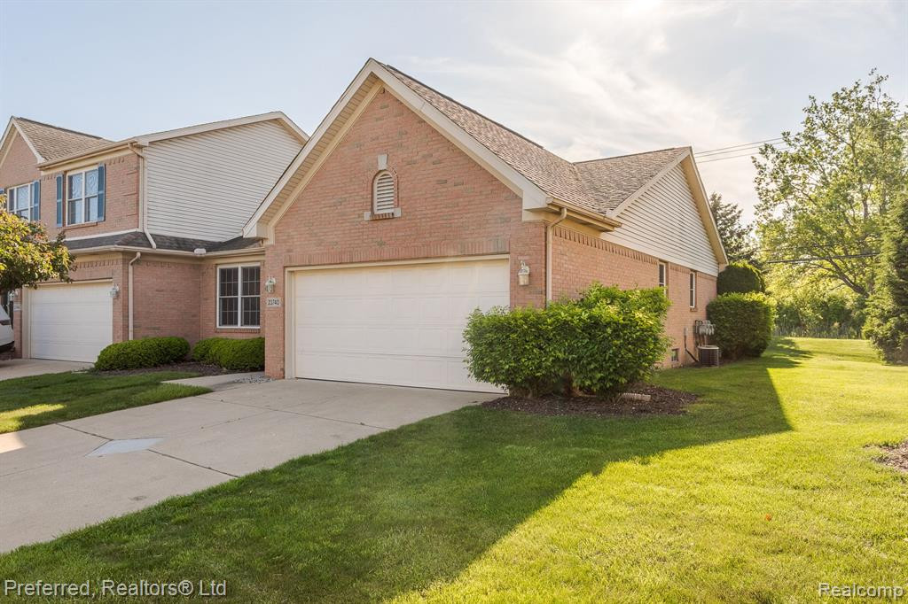 23740 W LAKE Circle, Brownstown, MI 48183 — Photo 2