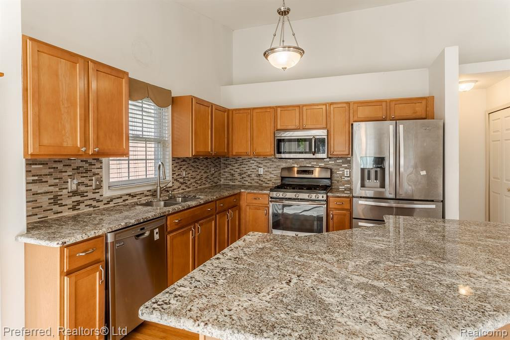 23740 W LAKE Circle, Brownstown, MI 48183 — Photo 15