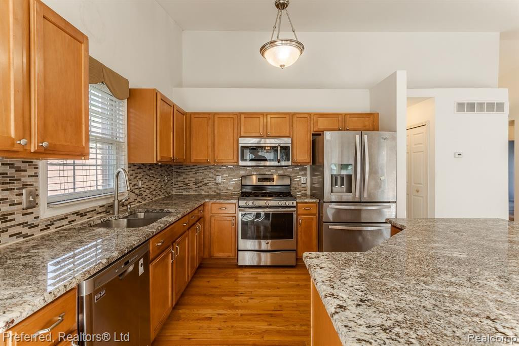 23740 W LAKE Circle, Brownstown, MI 48183 — Photo 16