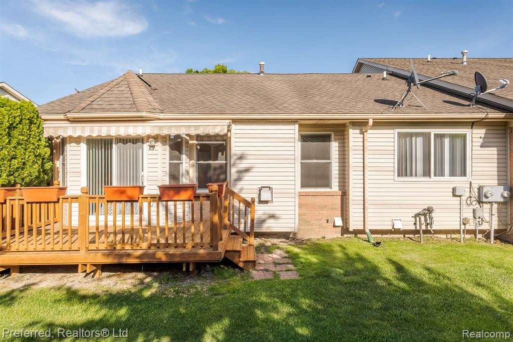 23740 W LAKE Circle, Brownstown, MI 48183 — Photo 29