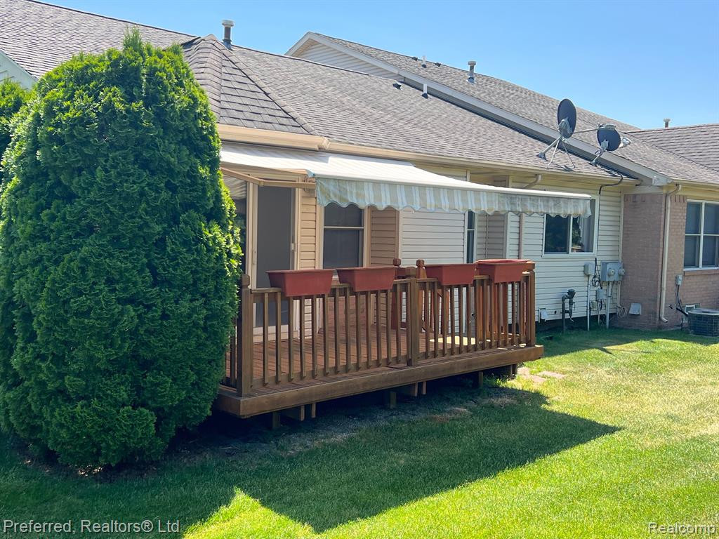 23740 W LAKE Circle, Brownstown, MI 48183 — Photo 34