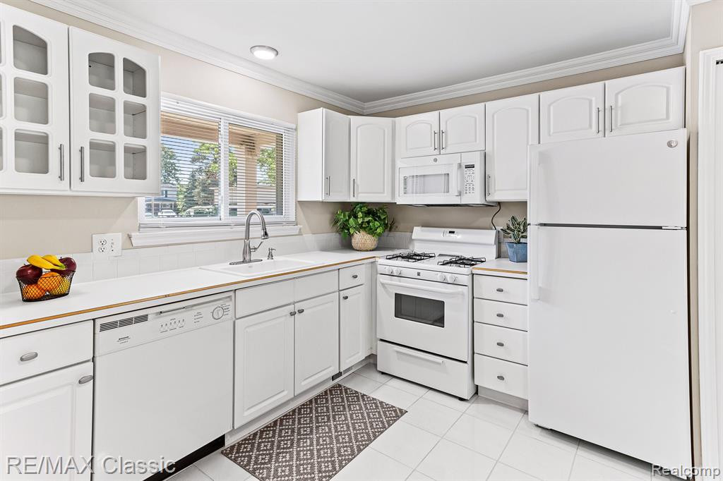 1933 W FRANKLIN Drive, Canton, MI 48187 — Photo 10