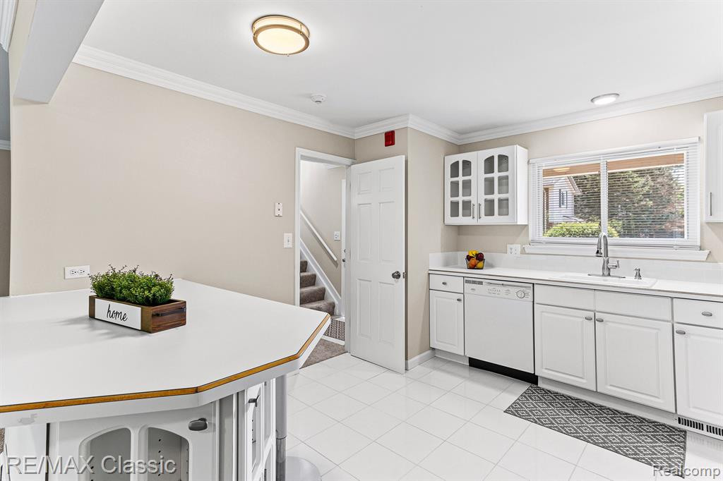 1933 W FRANKLIN Drive, Canton, MI 48187 — Photo 11