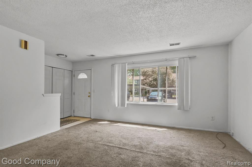 38041 CAROLON Boulevard, Westland, MI — Photo 6
