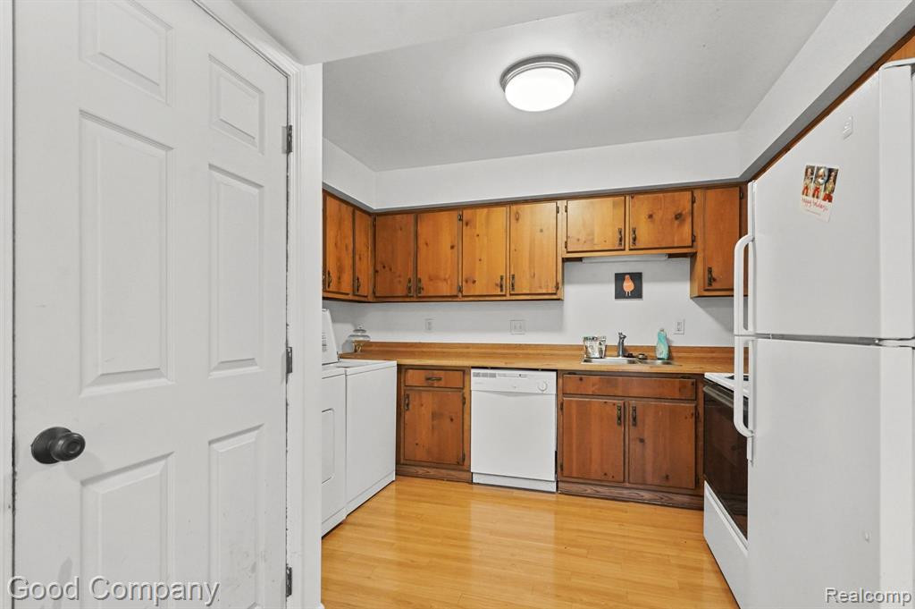 38041 CAROLON Boulevard, Westland, MI — Photo 9