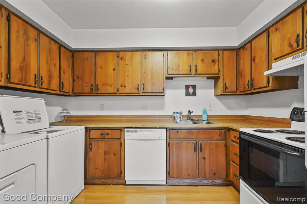 38041 CAROLON Boulevard, Westland, MI — Photo 10