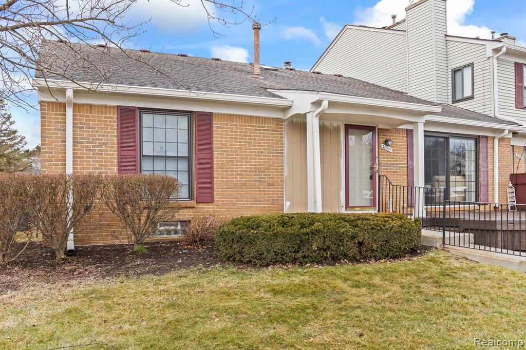 38930 COUNTRY Circle, Farmington Hills, MI 48331 — front exterior